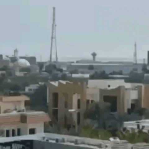 伊朗导弹袭击巴林的贾法勒美国海军基地画面。