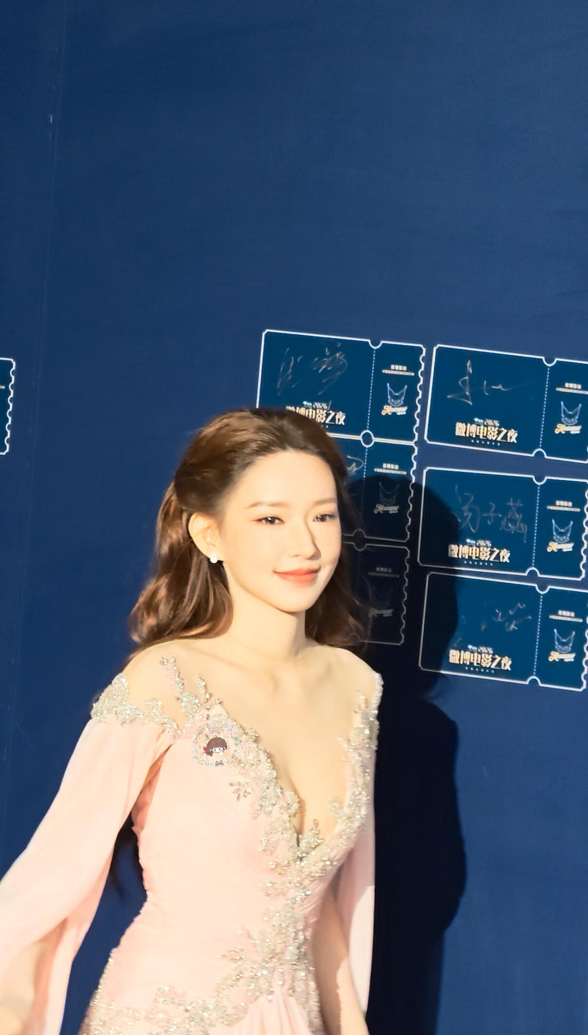 后台落座的程潇好美程潇美得好震撼 程潇今晚的颜值真的太绝了，后台落座的粉色礼服配