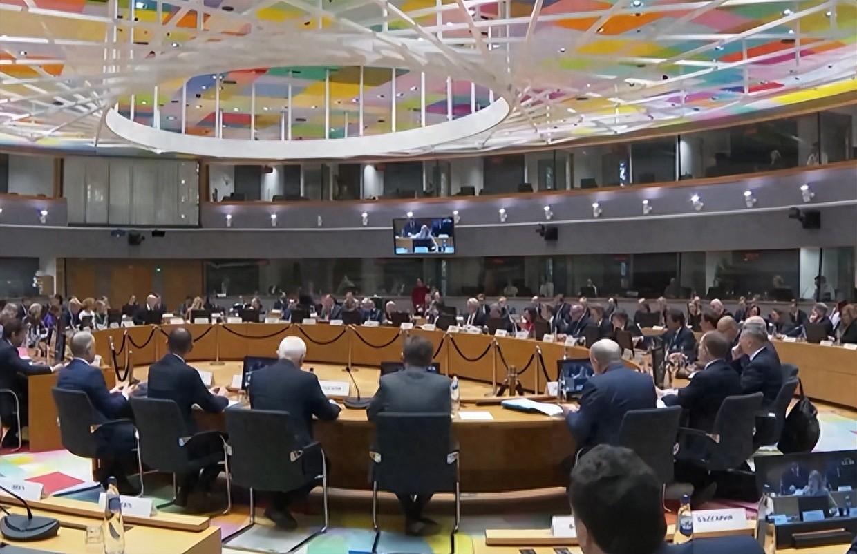 泽连斯基最担心的事发生了！455 票压倒性胜利，德国拒绝“收割”俄资产，千亿“救