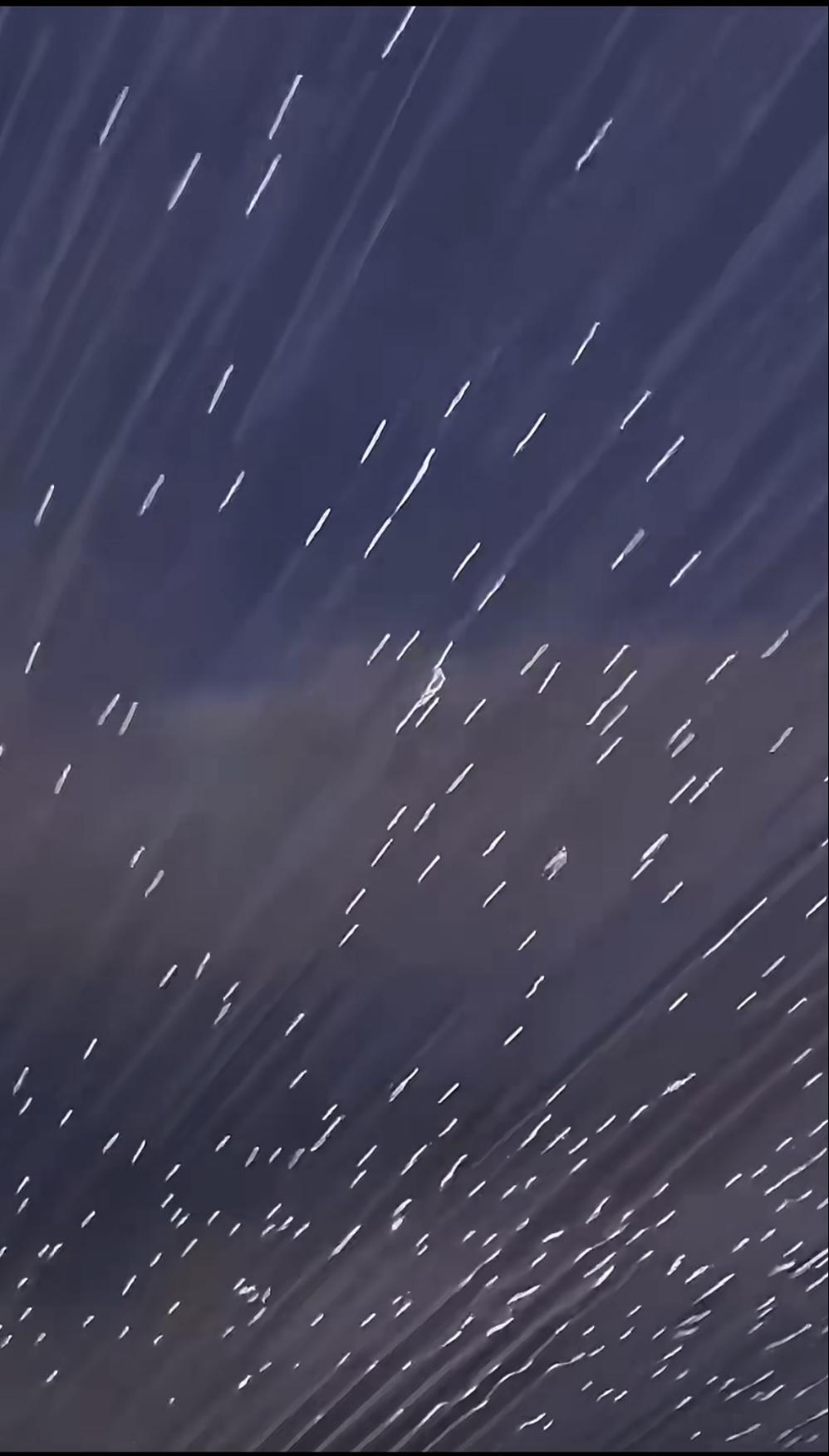 伊朗动手，中东全面开打

战火一夜蔓延，导弹齐射、基地被炸，
美以接连遇袭，伊朗