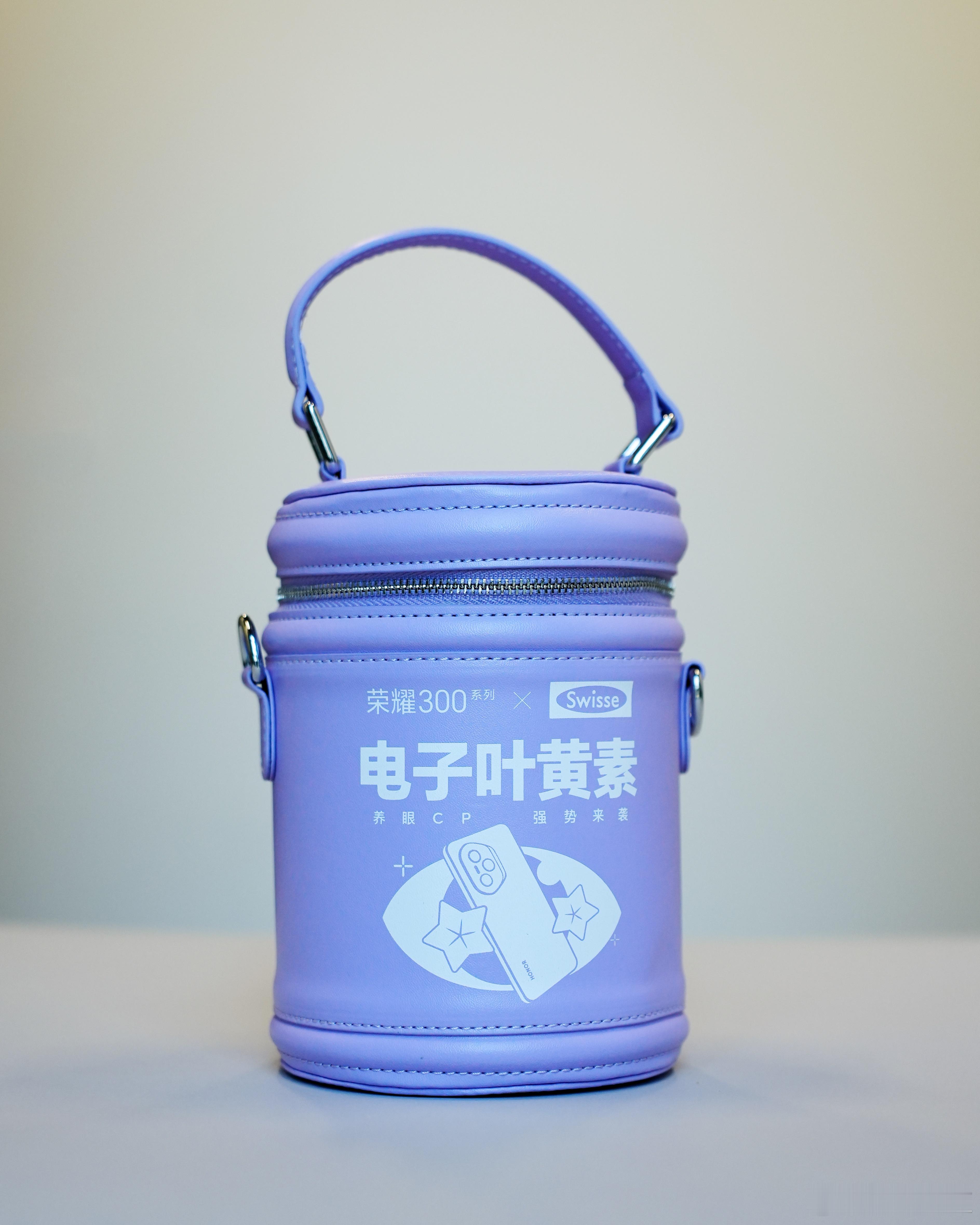 荣耀300发布会邀请函收到啦，居然是一个荣耀300×Swisse联名水桶包，里面
