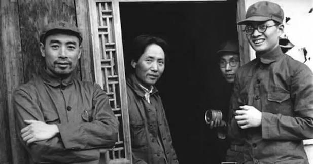 下图是毛泽东、周恩来、张闻天与博古的合影，此时，毛泽东年41岁，周恩来年36岁，