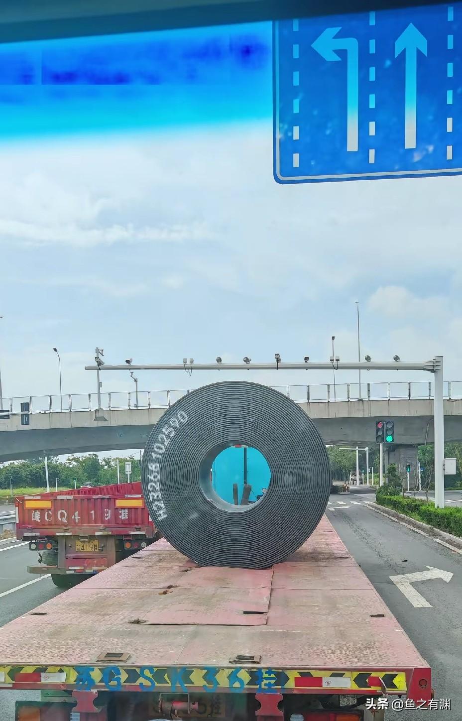 开车在路上经常看到拉钢卷的大货车，见到都离得远远地，确实这玩意挺怕人的。在货车司