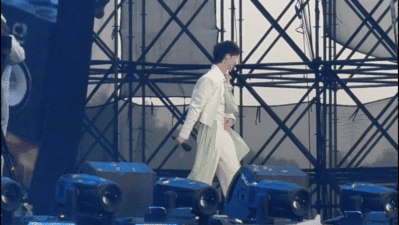 恩利天生就该是站在舞台上的人恩利一登台，聚光灯就有了专属焦点，天生的舞台感藏不住