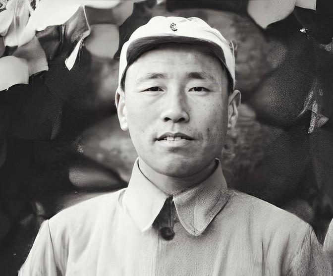 抗战中，八路军军区副司令黄骅正开会，手枪队长冯冠奎走进来，黄微笑示意对方坐下，不