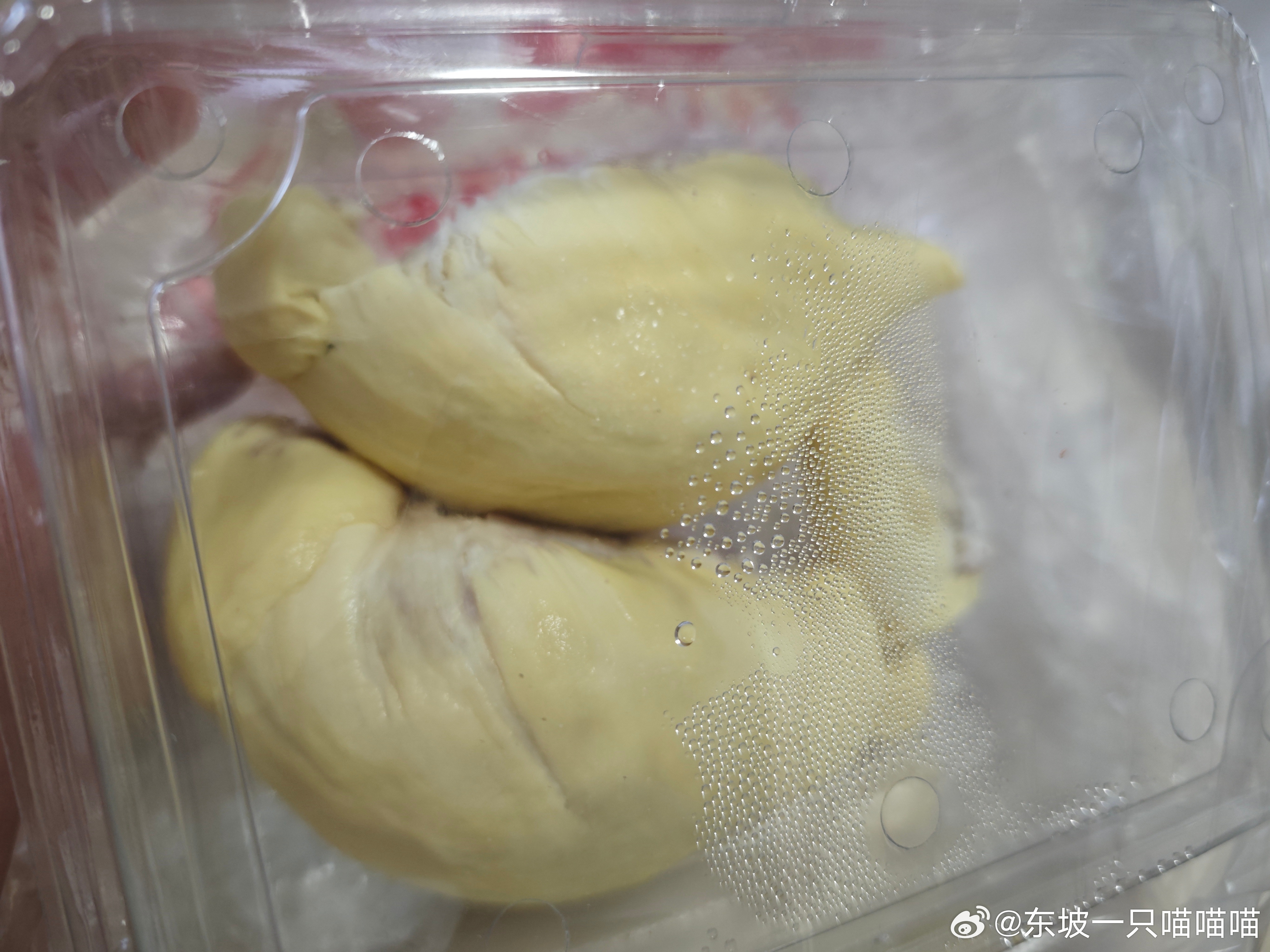 买了一盒特价榴莲，售价20块，店员跟我说，它生熟程度不一，还跟我说特价不退不换，