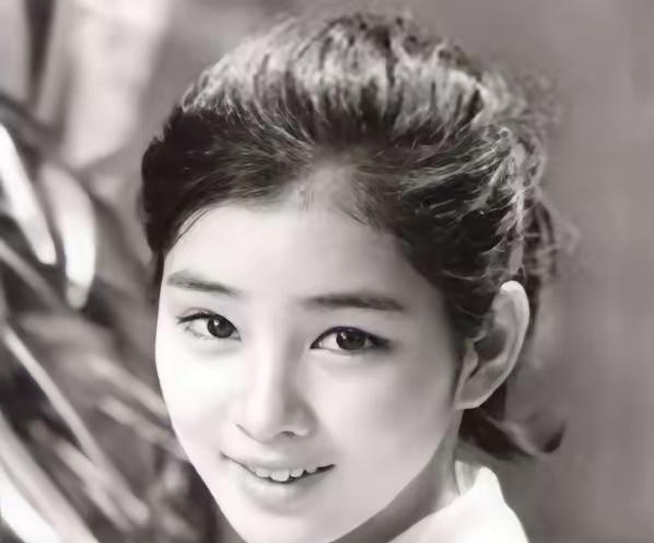 1912年洞房之夜，郭沫若见发妻太丑，拒绝同房，就在他转身要走时，发妻拉住他苦苦