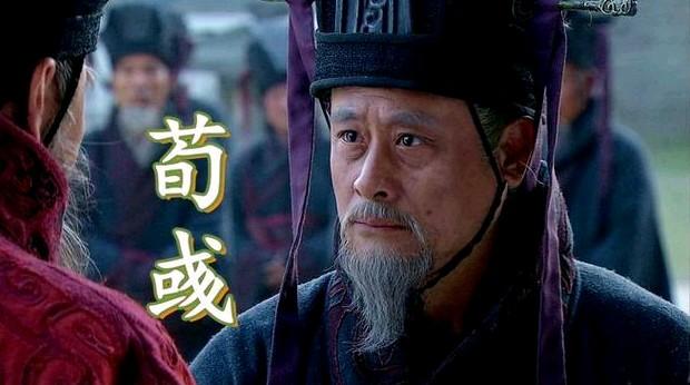 建安十七年，寿春的寒风吹得彻骨。

曹操的使者悄然踏入荀彧府邸，只留下一个精致食