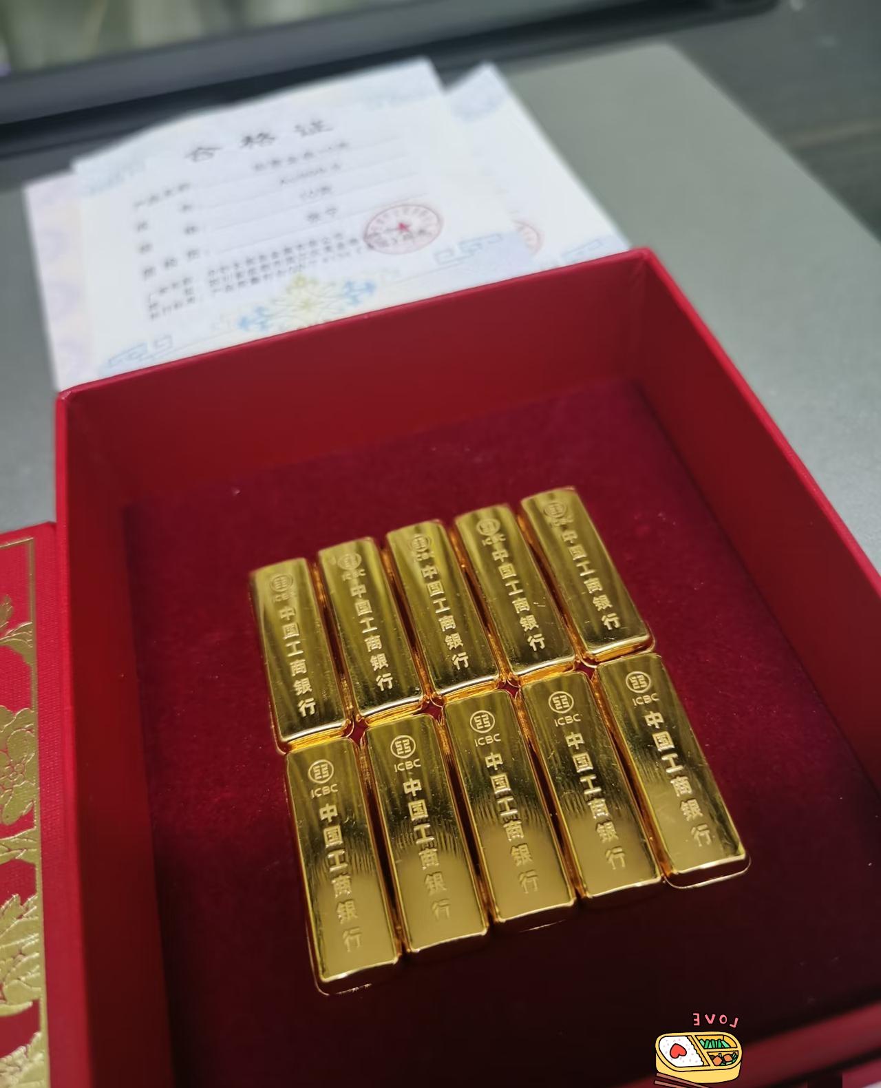 一夜之间
金价就已经彻底失控了！
现在一个98克的金镯子，
随随便便都要
上十万