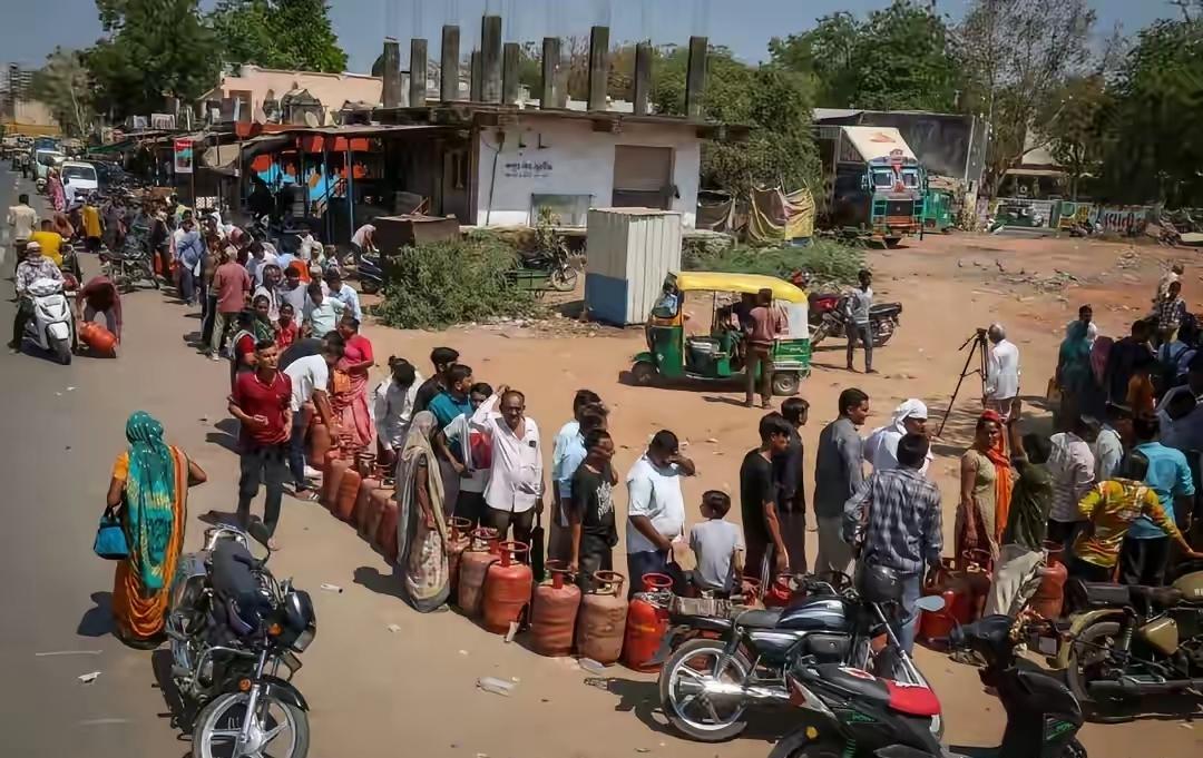 中东这场战争一打，印度算是倒了霉了，农业生产上没有了尿素，老百姓生活没有了煤气，
