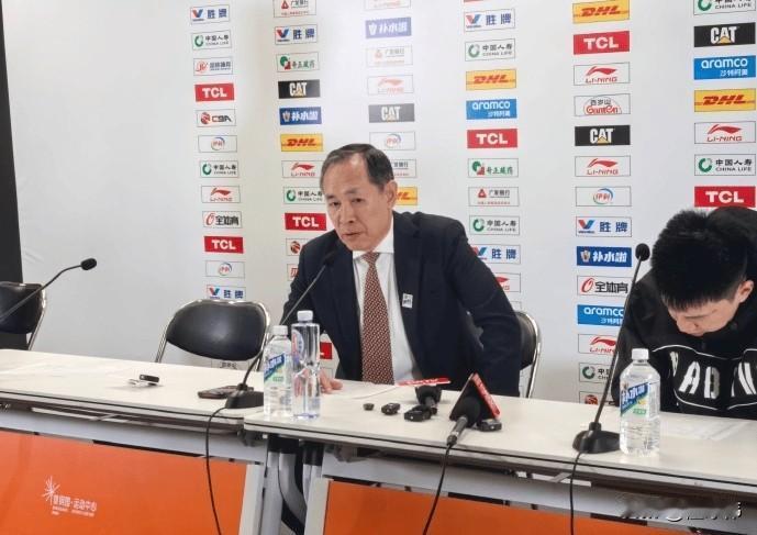 取舍！许利民谈第四节不用斯佩尔曼：

“斯佩尔曼今晚表现不错。”

“但他需要别