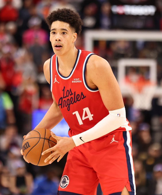 柯南将接受脚部手术，赛季报销！ 