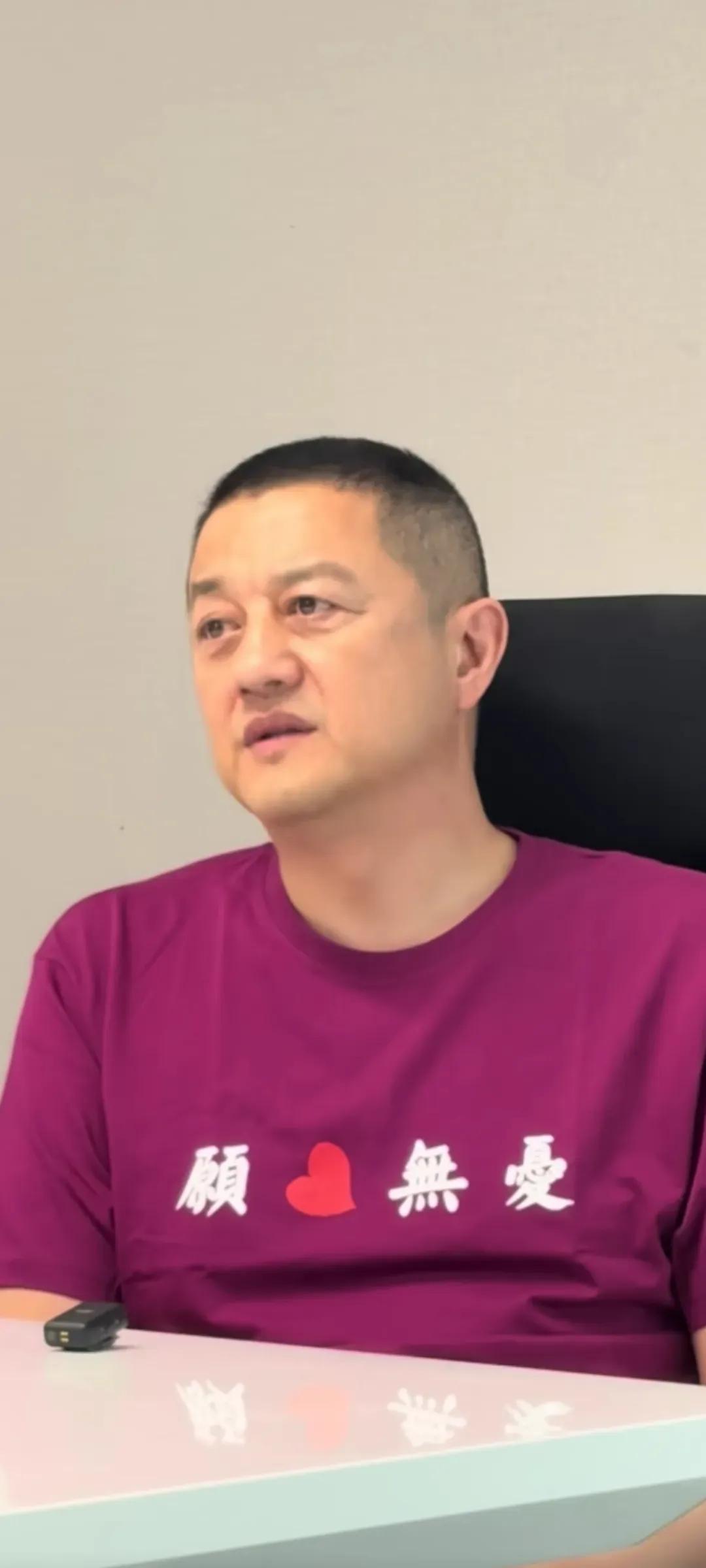 李亚鹏直播时透露，嫣然20周年可能会搞一场线上小型演唱会，不想做线下的大型演唱会