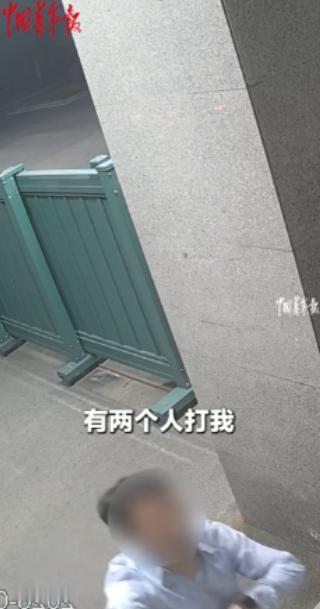 嚣张至极！竟敢在武警哨位前撒野！四川深夜，一男子遭追打狂奔至武警营门求助。追兵毫