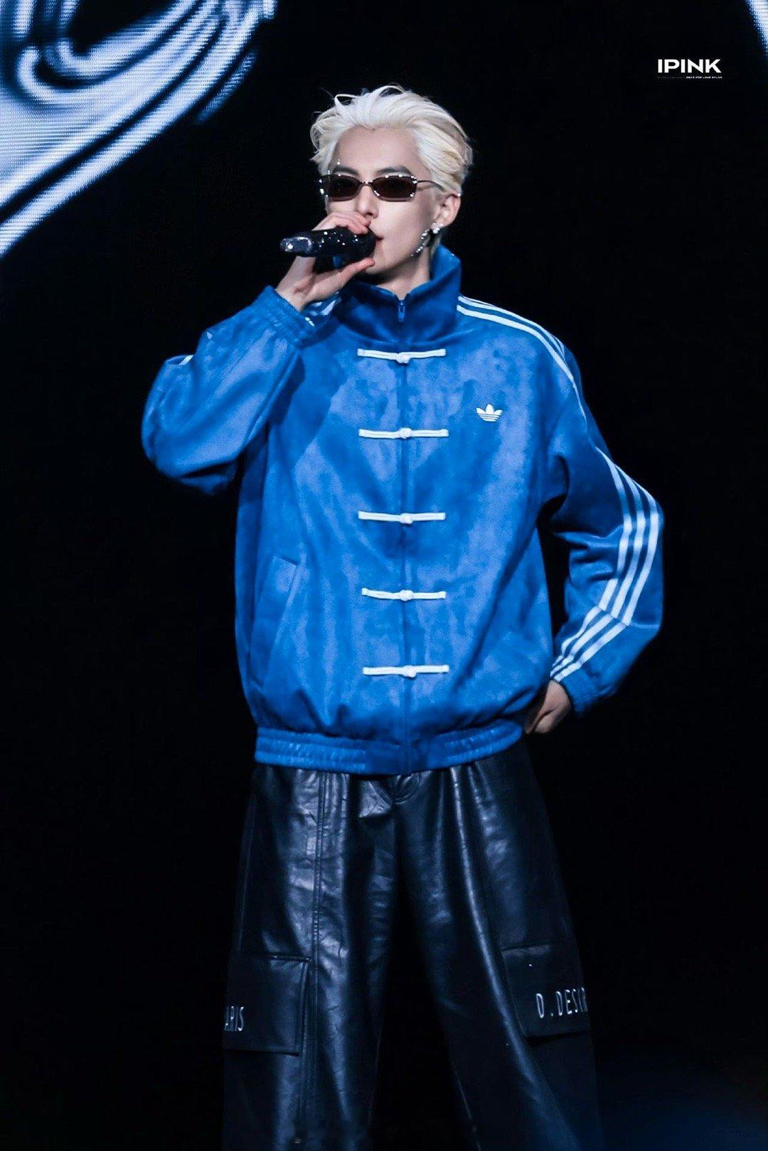 王鹤棣金发男菩萨 讲真，这次的金发造型真的帅出了新高度！它不仅点亮了整个舞台，更