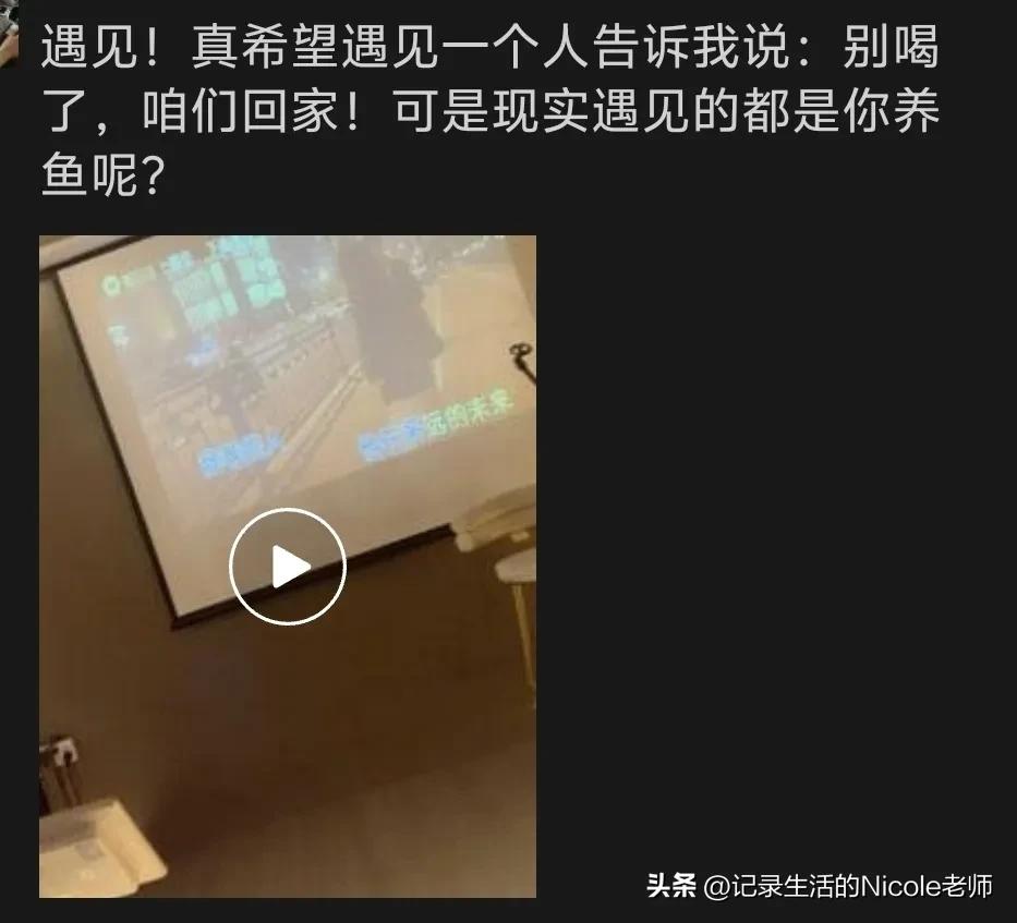 今天看到两个笑话，莫名戳中笑点[捂脸]
其一，如图一的朋友圈文案，这是以前的一朋