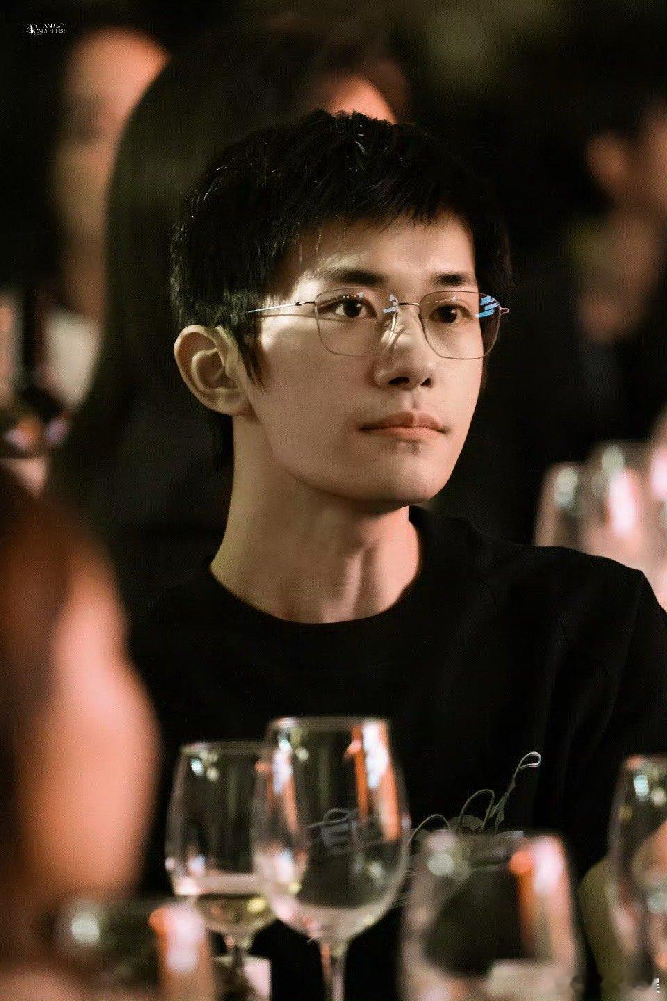 易烊千玺first晚宴生图易烊千玺出席First晚宴易烊千玺first晚宴生图，