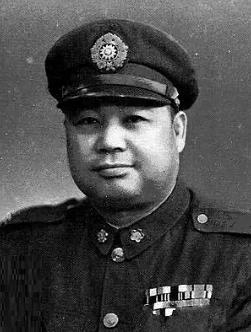 1975年，关麟征一听蒋介石在台湾辞世，坐不住了。他带上老婆直奔台北。飞机刚停，