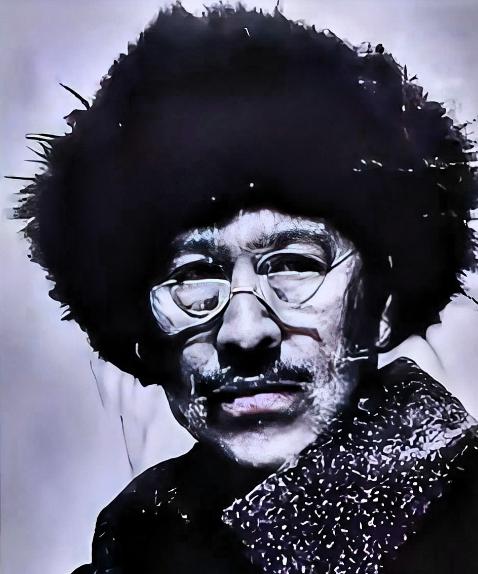 1937 年，67 岁的大地主戴万龄被日军擒获。日军为防其逃脱，竟用铁丝一头捆住