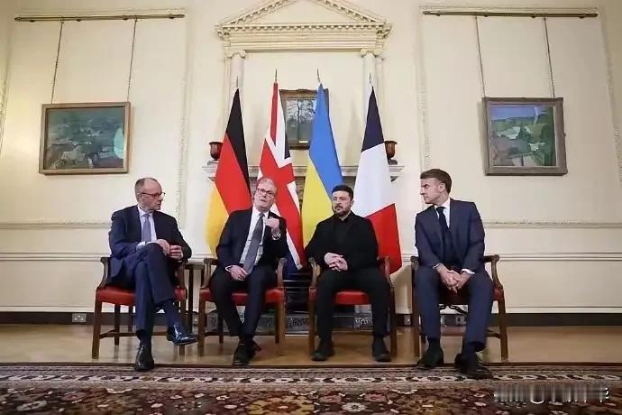 画面中所坐的四位国家领袖从左至右分别是，德国总理默茨、英国首相斯塔默、乌克兰总统