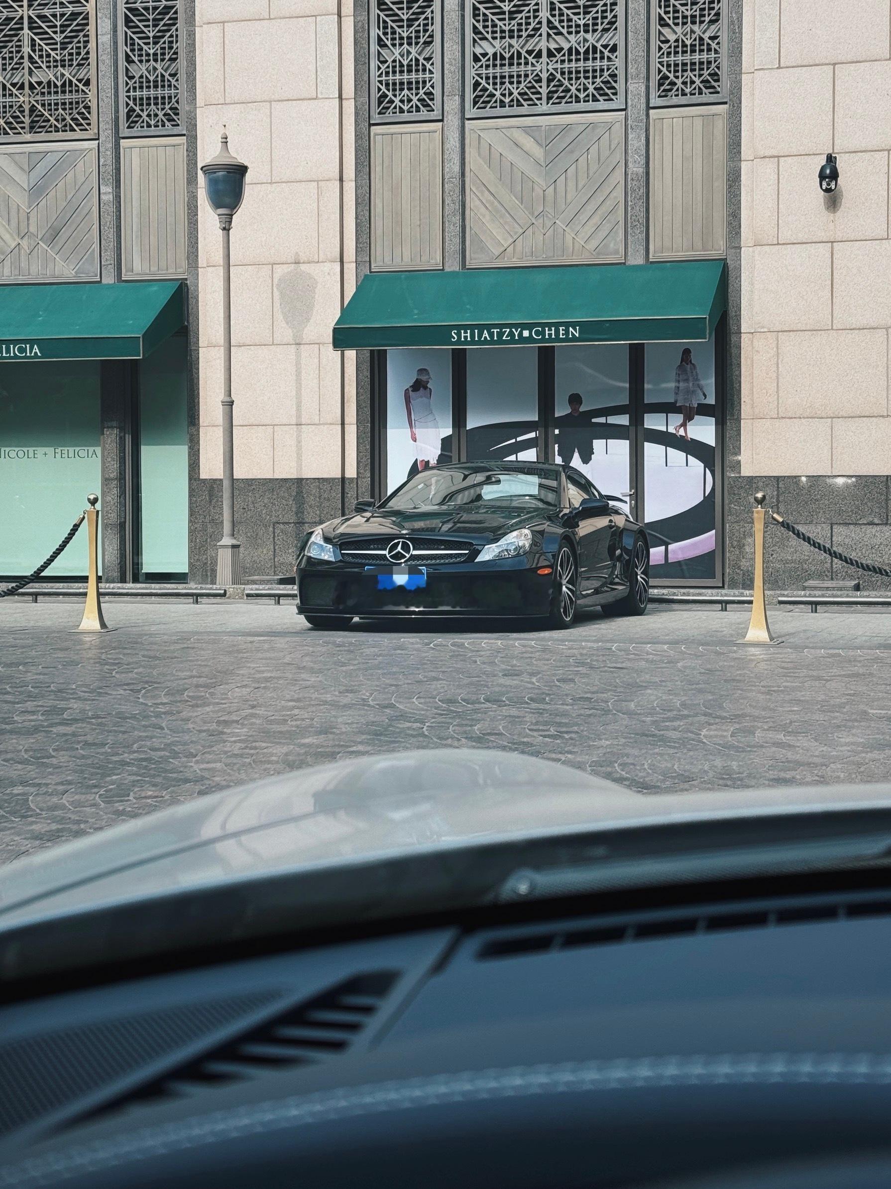 又到了最近遇到的一些车系列时间, 早起遛车顺便来看下SL65 Black Ser