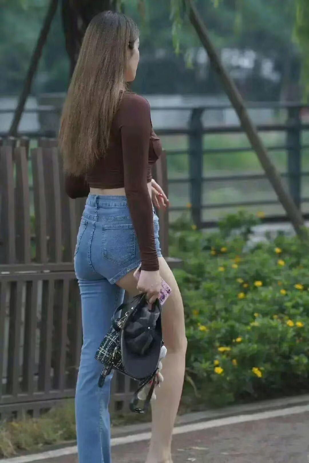 在笑容的背后， 不全是鲜花和美酒， 也许有人还藏着一把刀。