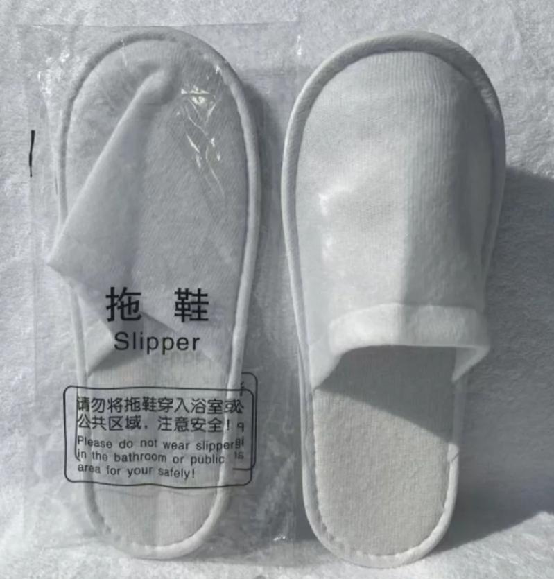 云南保山，一大妈穿酒店提供的防滑塑料拖鞋洗完澡、换好衣服后，将防滑塑料拖鞋换为一