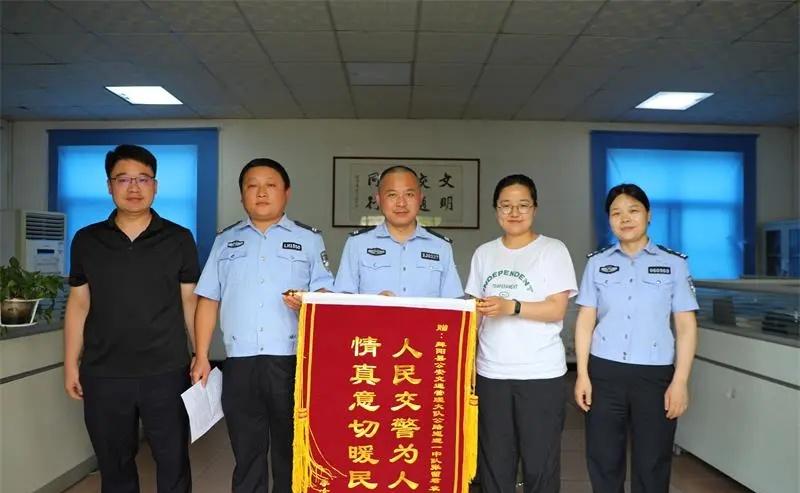​​6月16日下午，市民李女士专程来到漯河市舞阳县交管大队办公室，将一面锦旗亲手