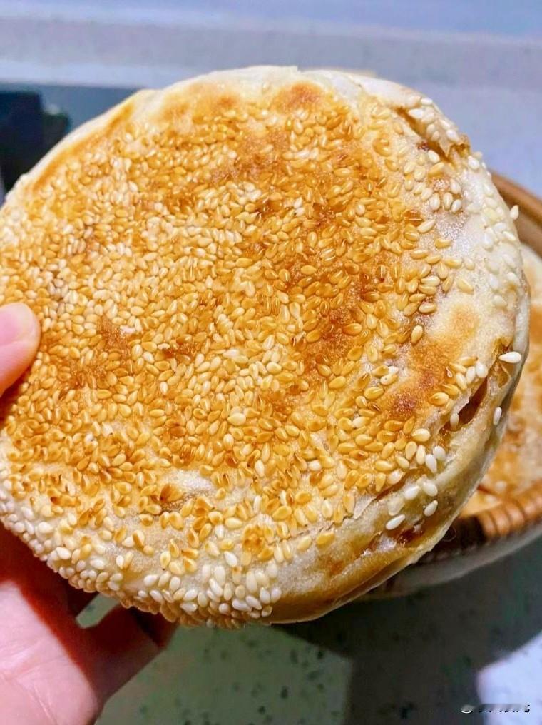 不知道你们家有没有这种手艺长辈，我妈烙出来的烧饼，真的是家门口一绝。外皮烤得金灿