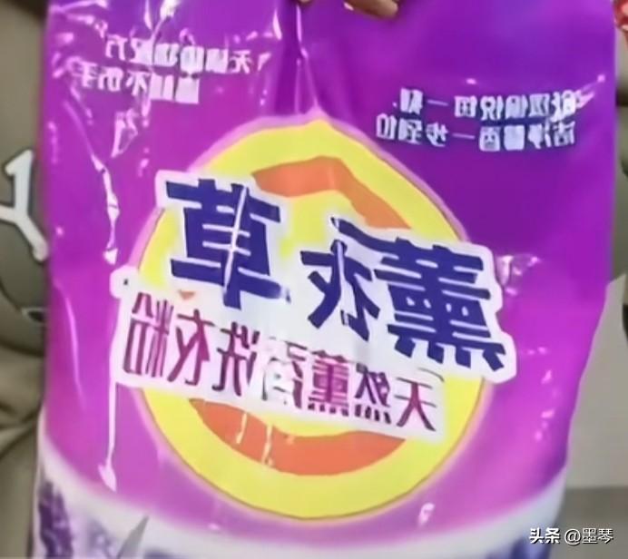 江城子·洗衣服遇劣质洗衣粉

墨琴
 
盐加白粉不浑浆。水中扬，指痕伤。急水频冲