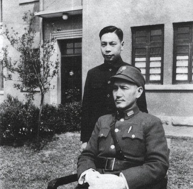 蒋经国拒认私生子，蒋介石望其认回，蒋经国含泪跪求：最好不要
1942年春天，章亚