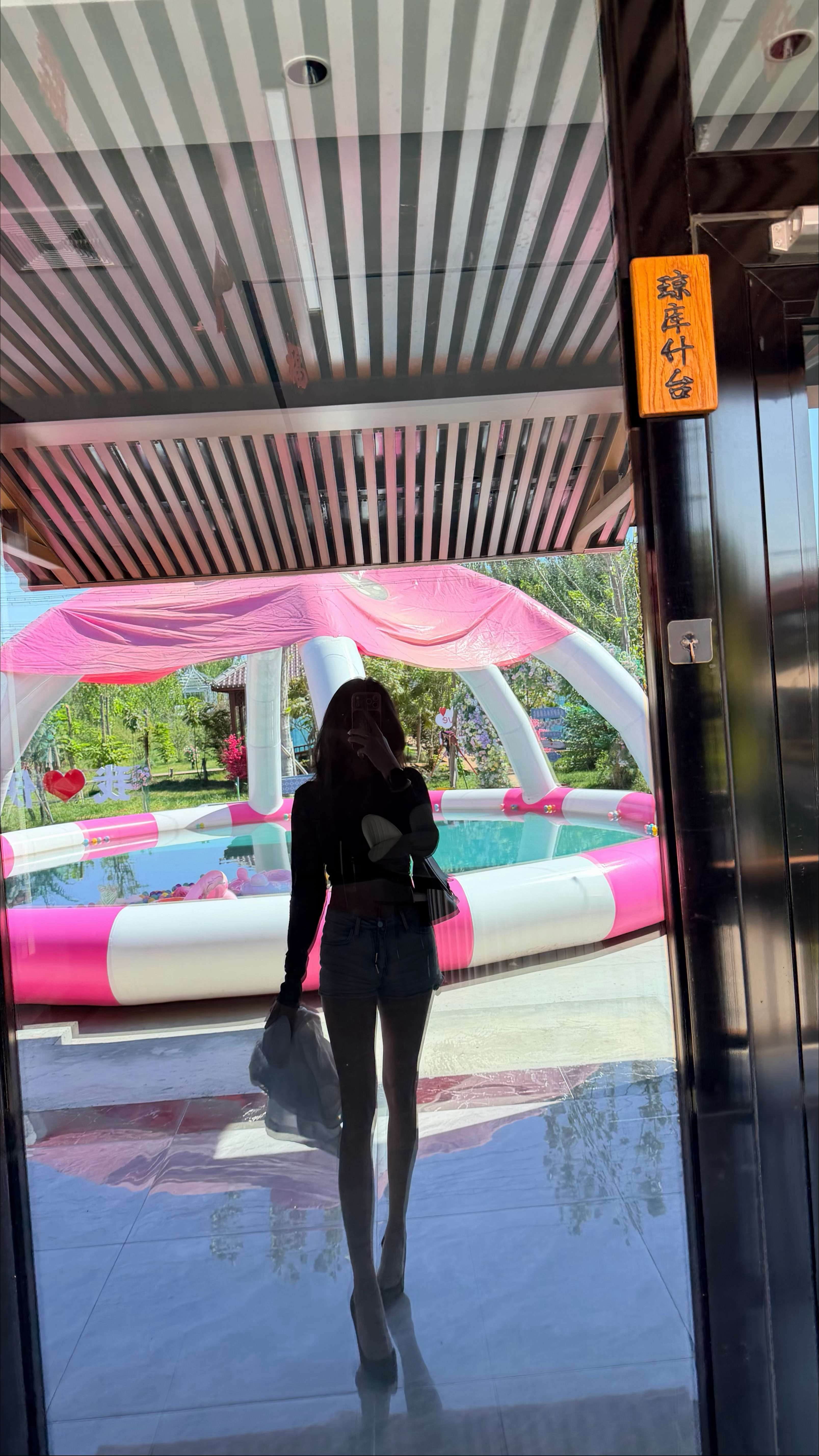 她会给自己买花 