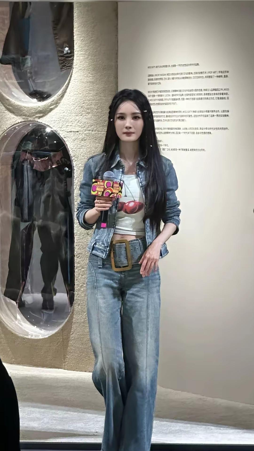 杨幂变脸了，以前脸是长脸，高鼻梁，大眼睛，现在脸部僵硬，鼻尖也变了，眼睛也得凹陷