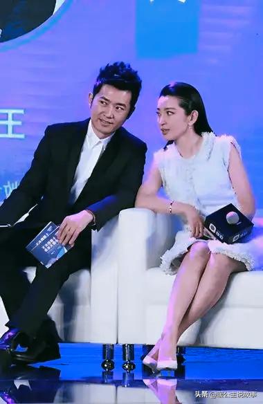 和李冰冰合影的男人很养眼，看着熟悉就是想不起来了，太帅了！