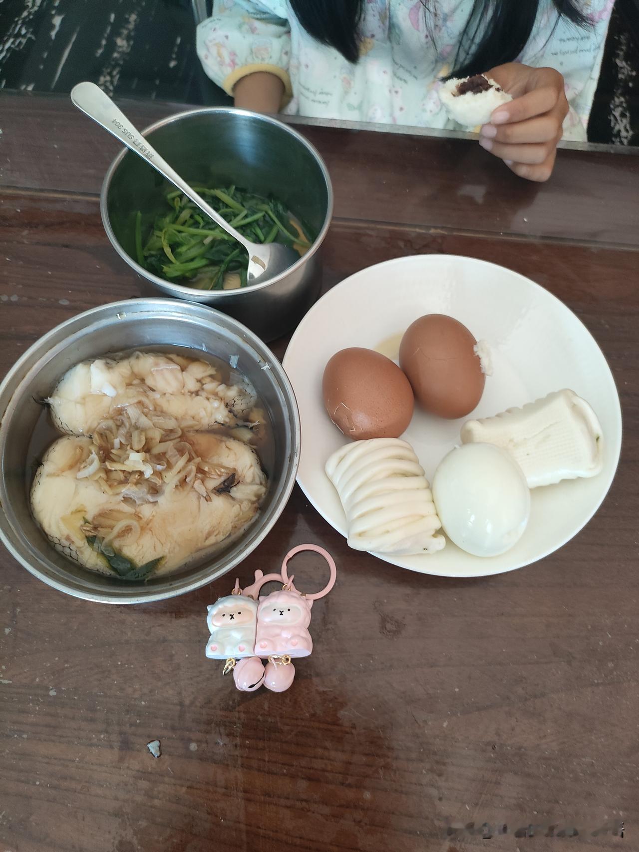 小宝贝的早餐时光：一小碗青菜，两个煮蛋，配上小甜点，温馨又满足！🍜🥚🍰