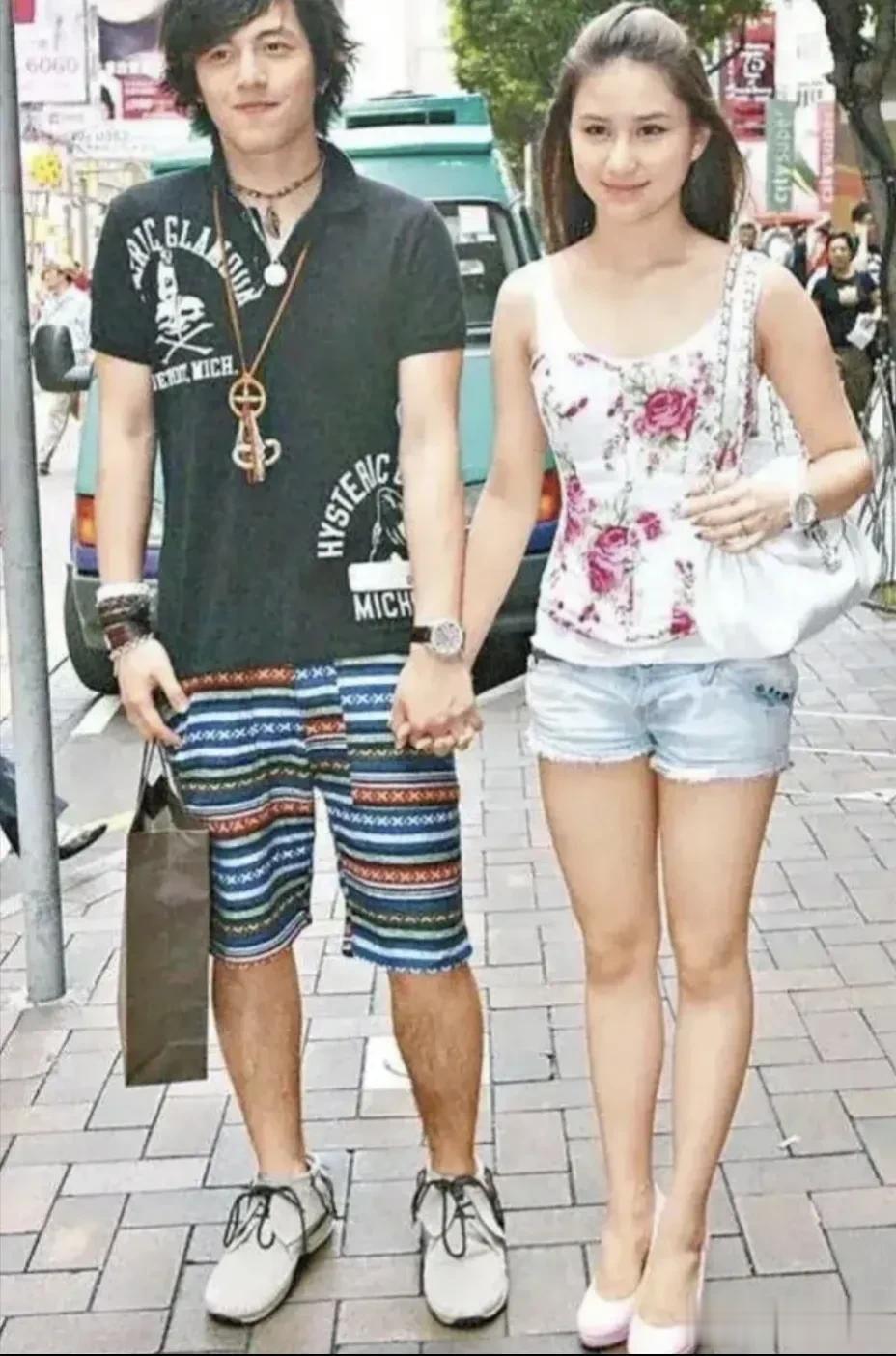 不得不说，何超莲还是非常有眼光的，在她几任男友中，窦骁无疑是最帅最优秀的一位。窦