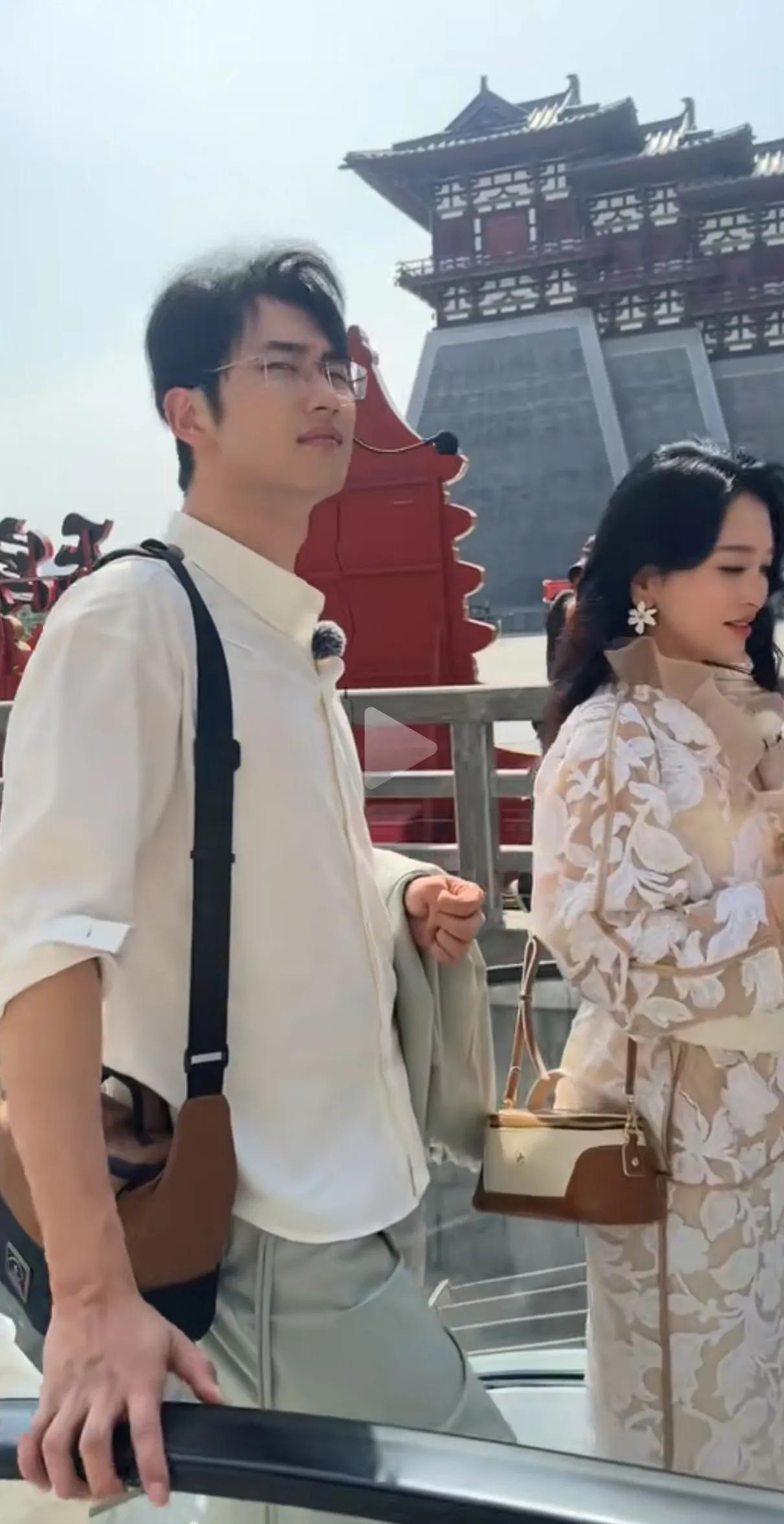 他两越来越有夫妻相，看着也像同龄人。