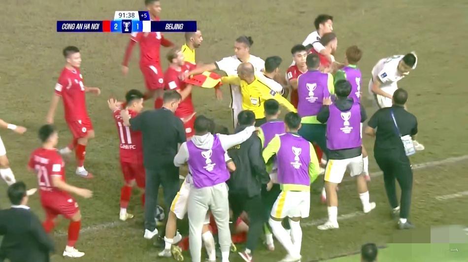 国安输球出局，连京媒都看不下去了。
《北京青年报》怒斥：“除了门将之外，本场比赛