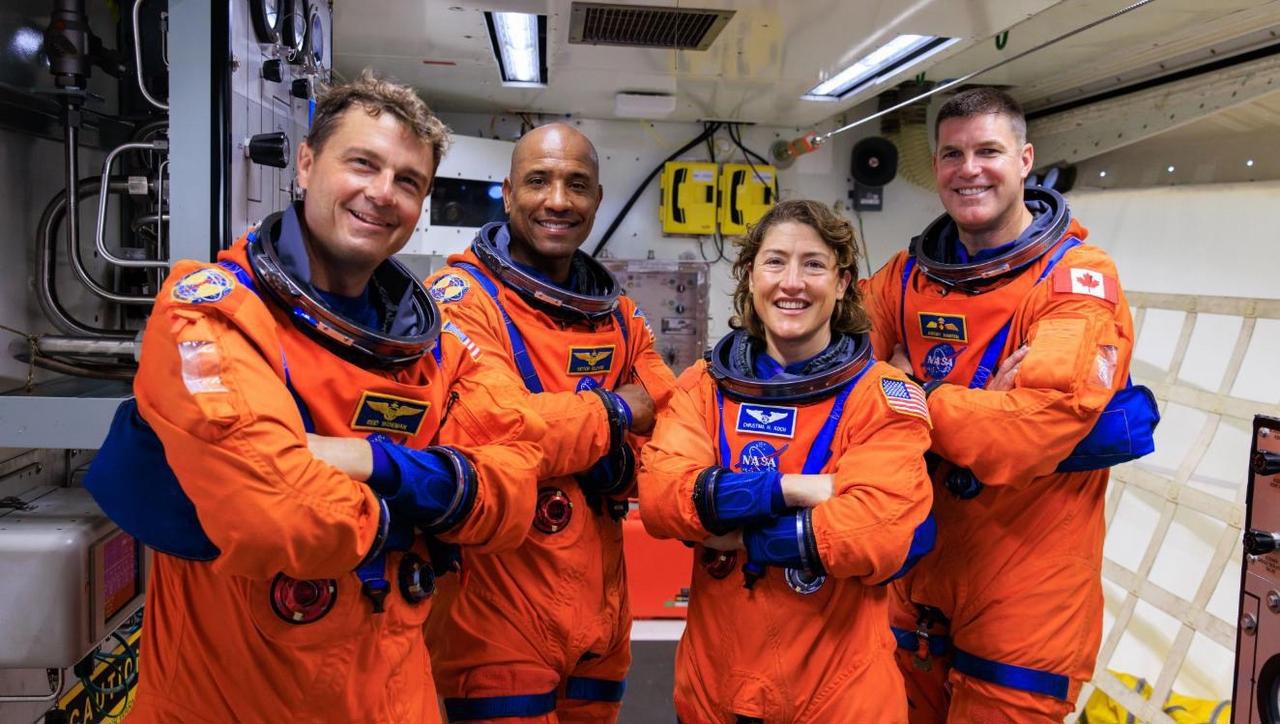 🚀 太空探险家们齐聚一堂，笑容满面！🌌🚀