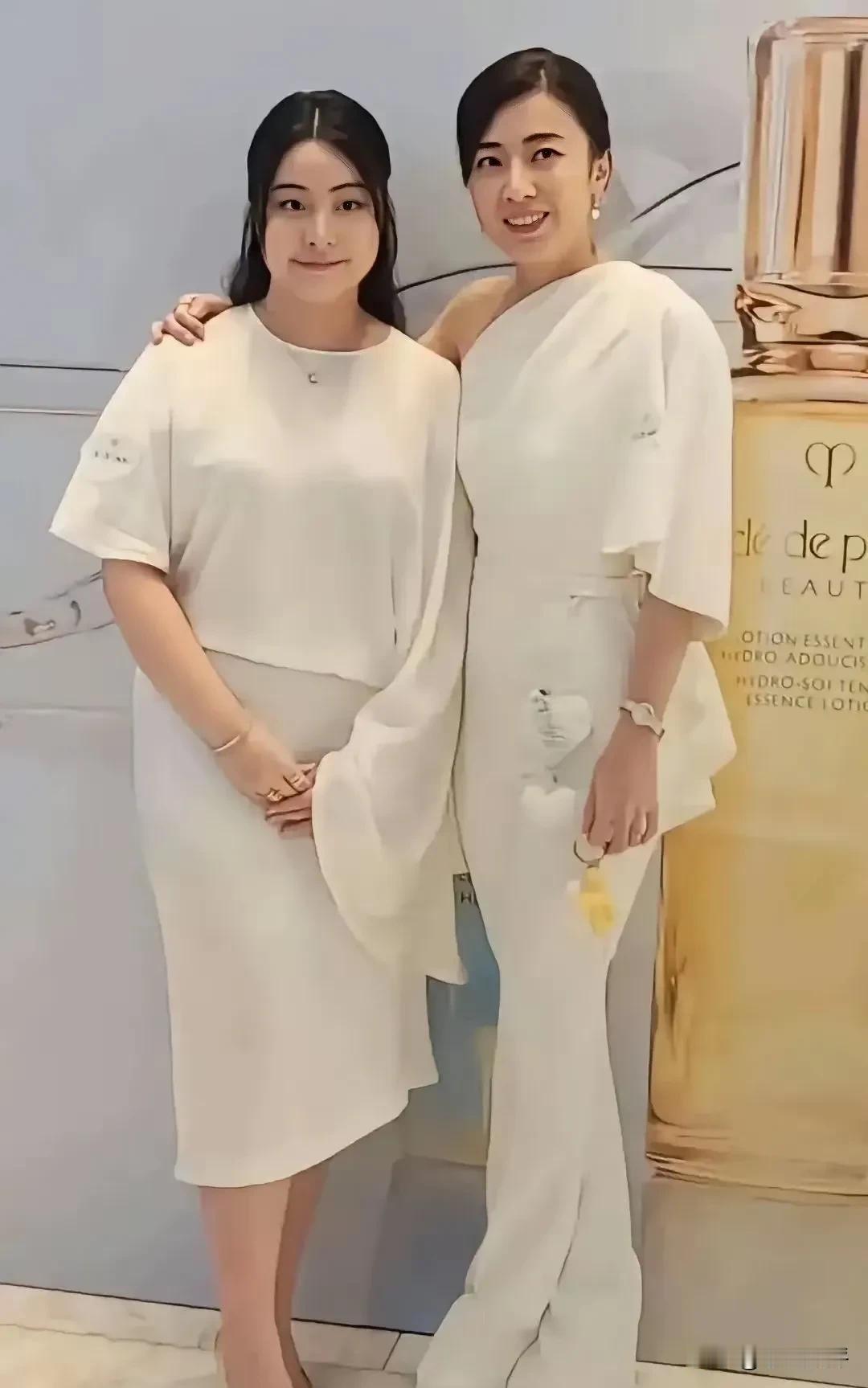 甘比的女儿和爸爸长得真像呀！近日，香港富商刘銮雄的妻子甘比携16岁的大女儿刘秀桦