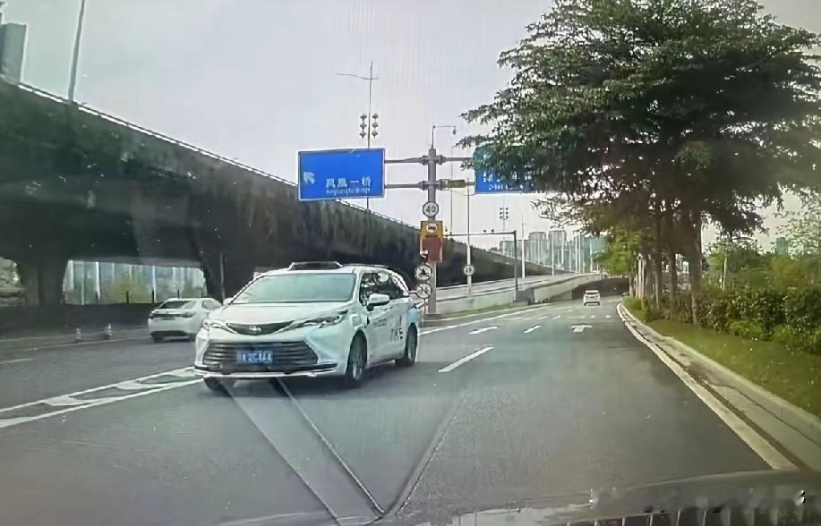 无人驾驶的车辆竟然也会发生逆行吗？有网友在广州南沙凤凰大道的辅路上拍摄到，一辆无