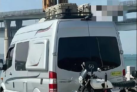 近日，上海一车主将百万元房车停在一陌生城市——南宁的街头，请当地网友自己上车参观