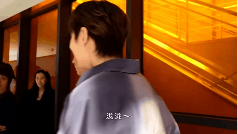 #那英问汪苏泷你妈多大# 哈哈哈哈哈，那姐逃不过的年龄梗[笑cry]汪苏泷:“那