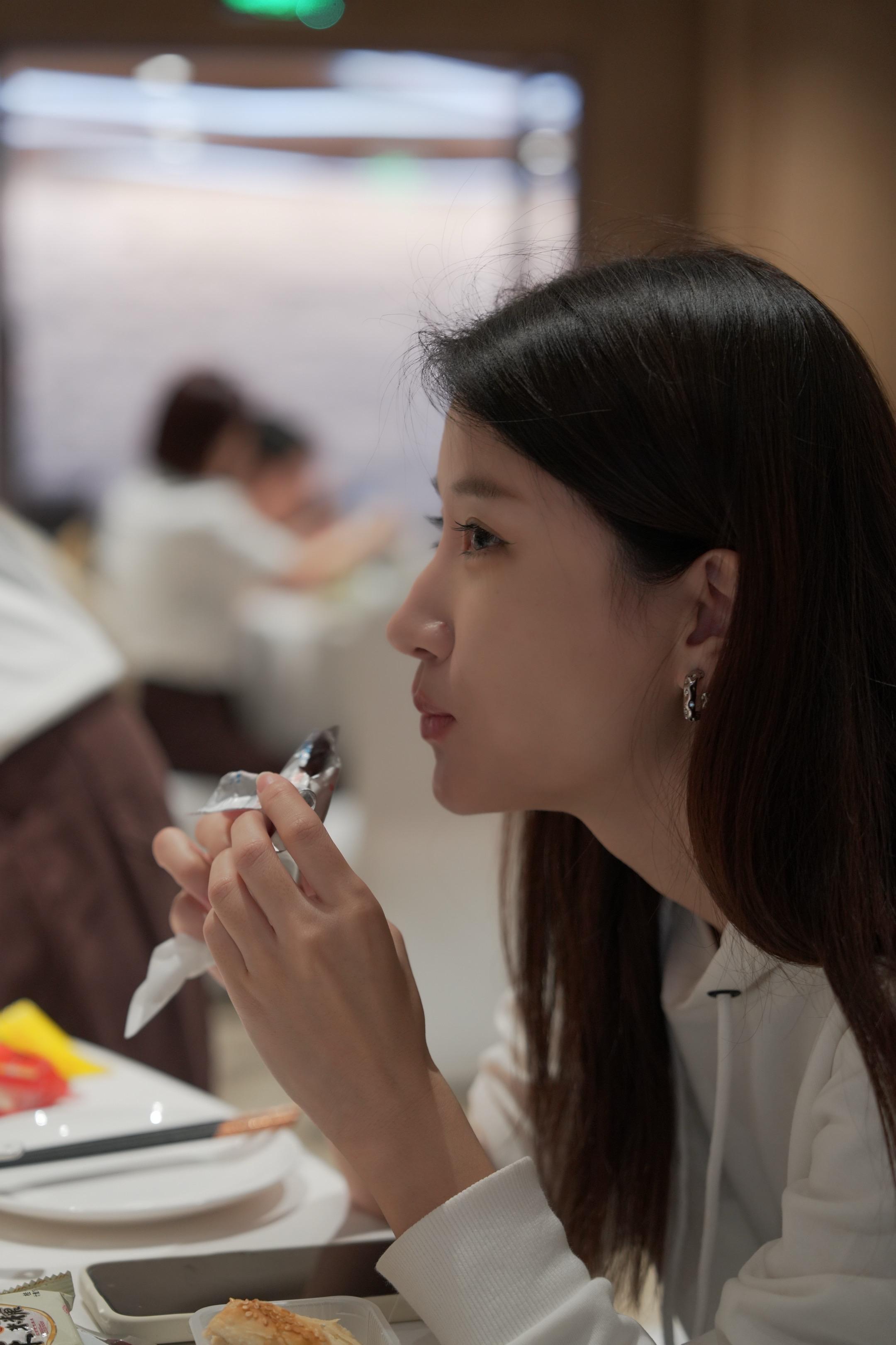 轻舟已过万重山。今天下午准备午睡了，一个玩的很好的同学突然给我弹视频...