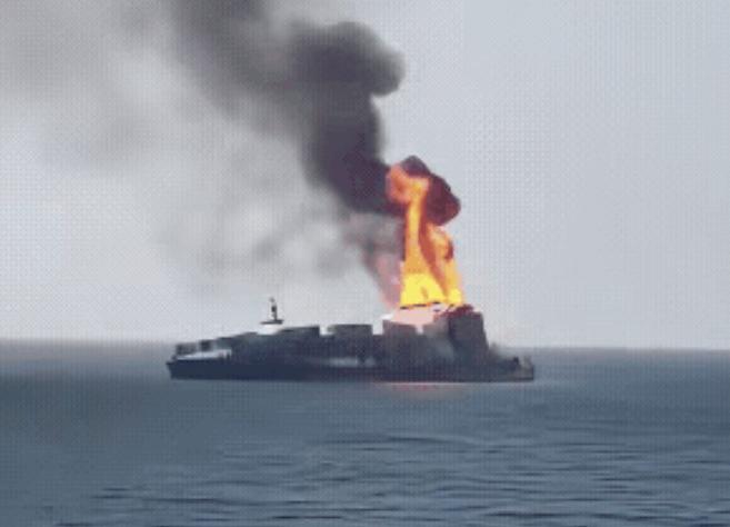 亚尼娜号集装箱船载重超10万吨，8月1日在黑海被炸沉，留给世人最后的镜头以示纪念