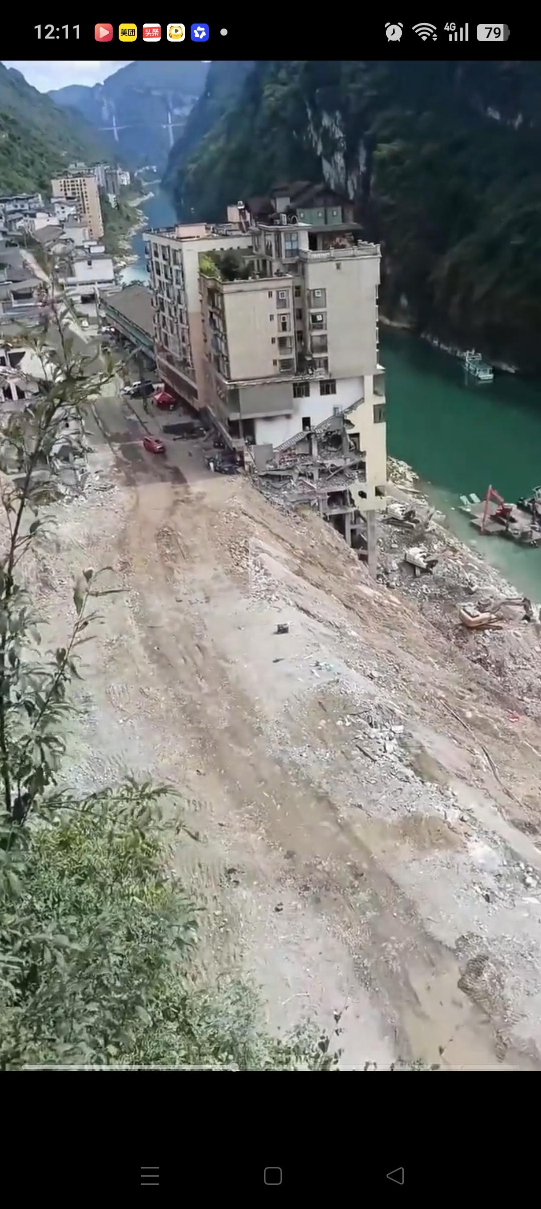 滑坡搜寻现场，已经基本结束了！主路已经基本平整了，过人，开车都没有问题。就剩下下