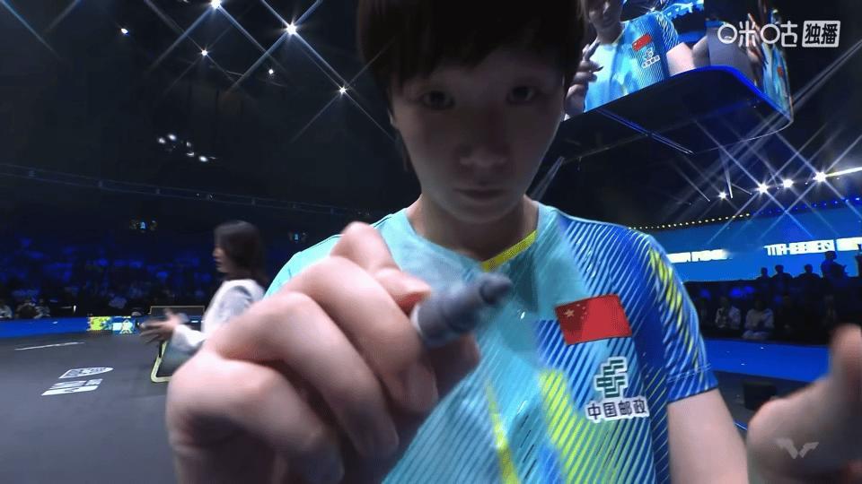 8月17日王曼昱冠军签名，看着镜头好萌，感觉王曼昱好像这些年没怎么变化，身材和脸