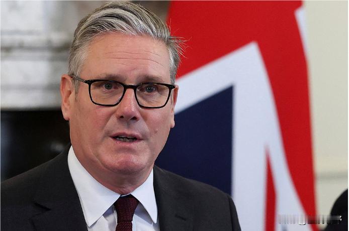 斯塔默亲令扣俄油轮！英军突击队登船查“影子舰队”，英吉利海峡这场对峙意味什么？