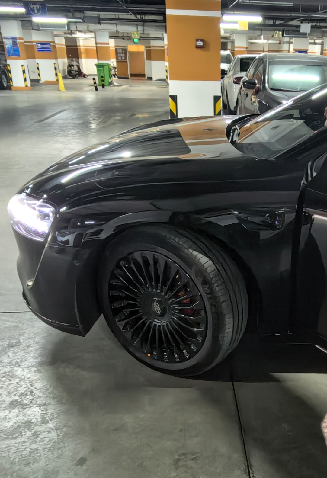 我随手拍了一个方向盘打满的照片，在车开起来的情况下，某些特定的角度看起来确实会有