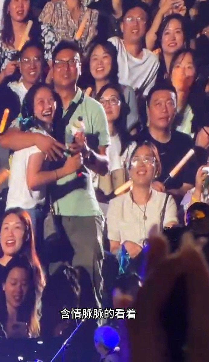 #任贤齐为歌迷现场写词#任贤齐的真诚和用心让人感受到了他对歌迷的深厚情谊。他用实